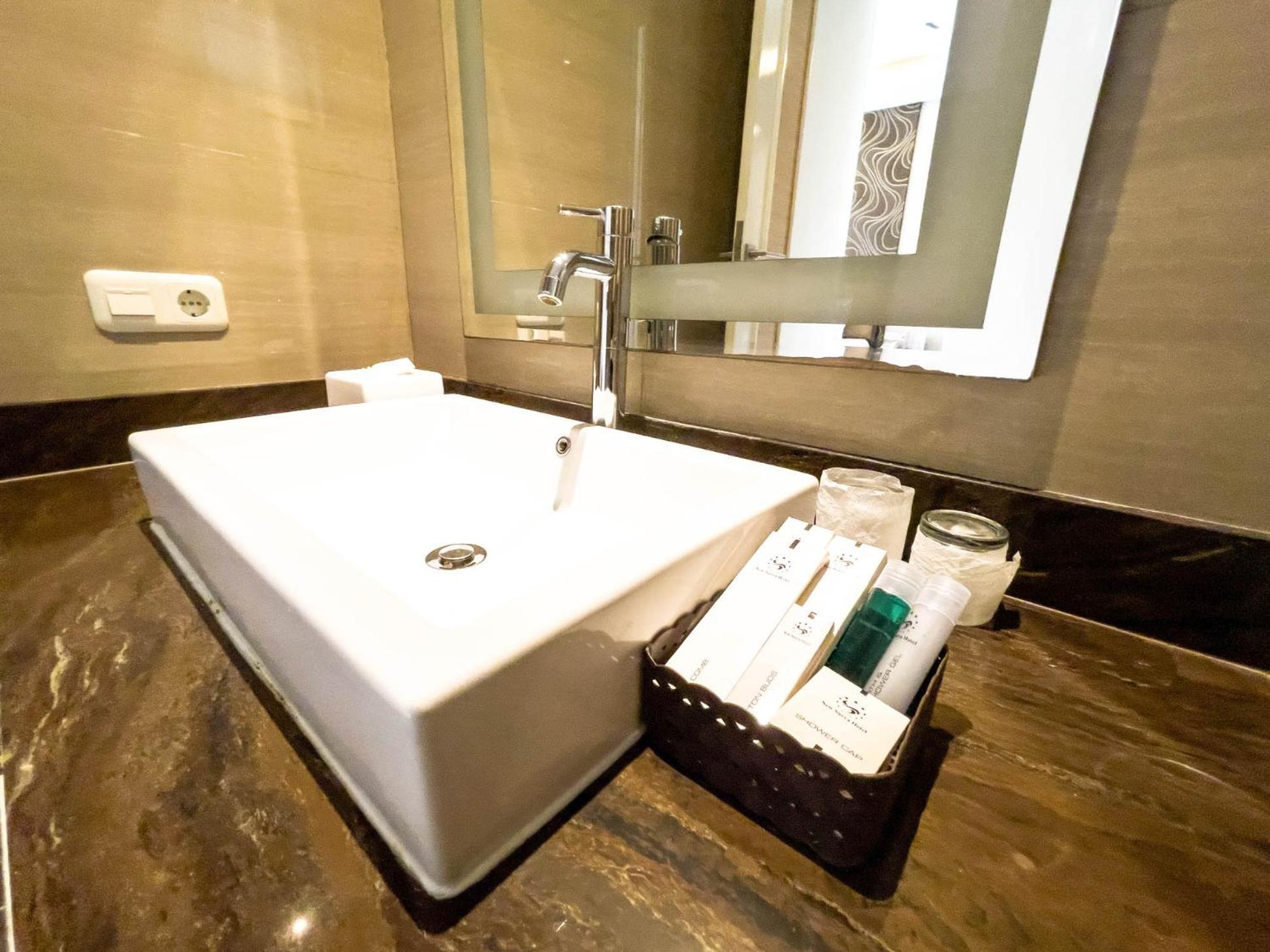 โรงแรม นิว เซอร์ยา บันยูวังงี ภายนอก รูปภาพ