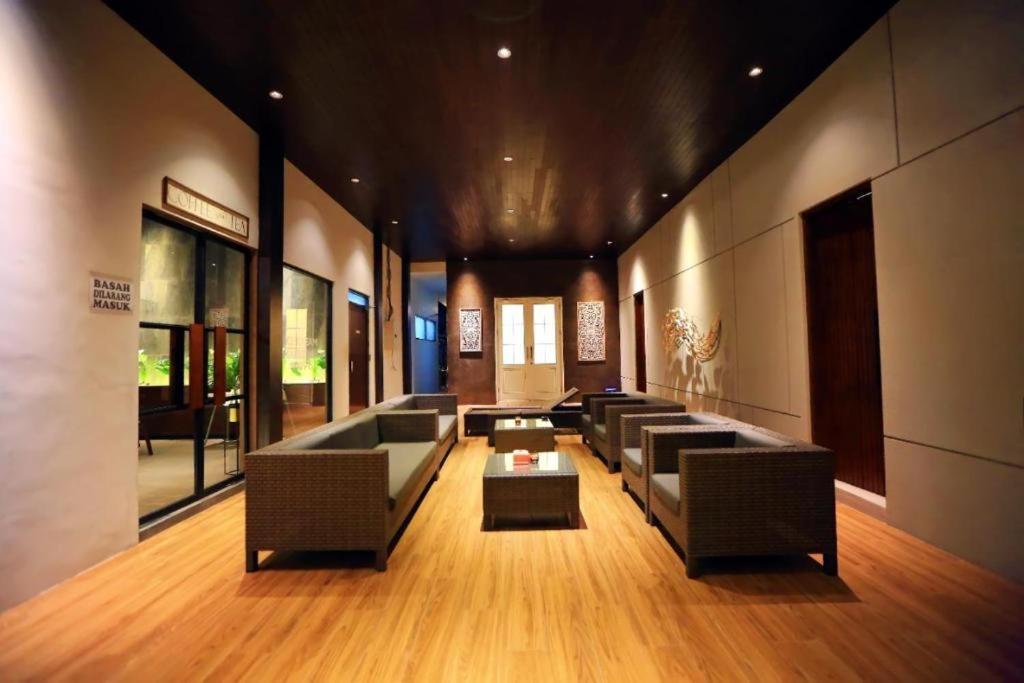 โรงแรม นิว เซอร์ยา บันยูวังงี ภายนอก รูปภาพ